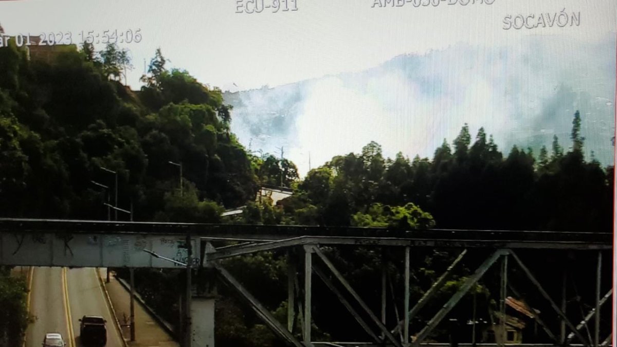 Los bomberos de Ambato acudieron al lugar a apagar las llamas.