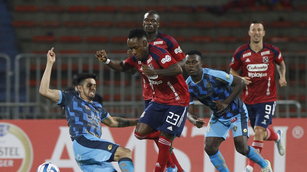 Ever Valencia (c) de Medellín disputa un balón con Ronie Carrillo (i) de El Nacional hoy, en un partido de la Copa Libertadores entre Deportivo Independiente Medellín (DIM) y El Nacional en el estadio Atanasio Girardot en Medellín (Colombia).