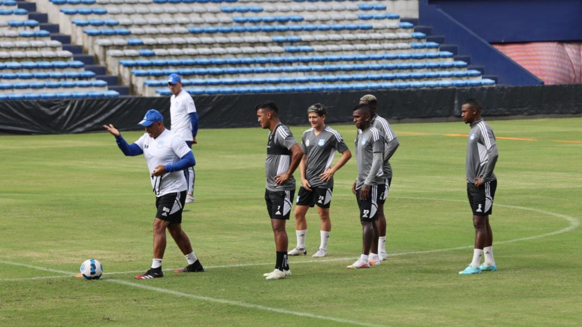 Entrenamiento de Emelec en estadio Capwell.
