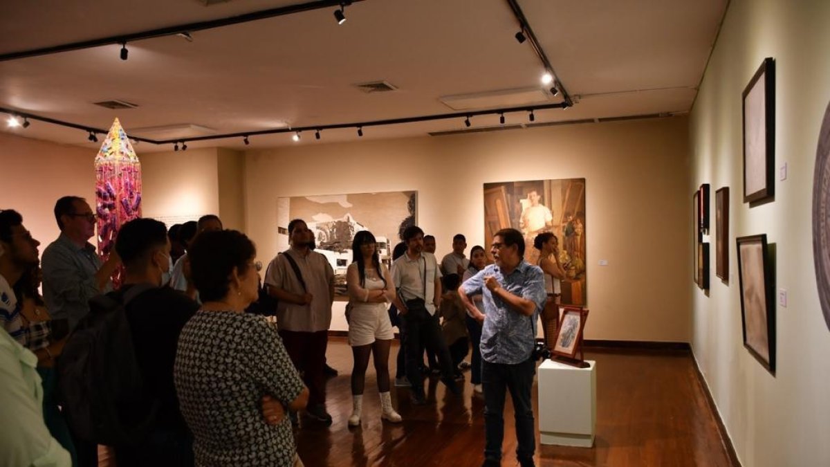 Exhibición. Varias personas acuden a la clausura de la muestra.