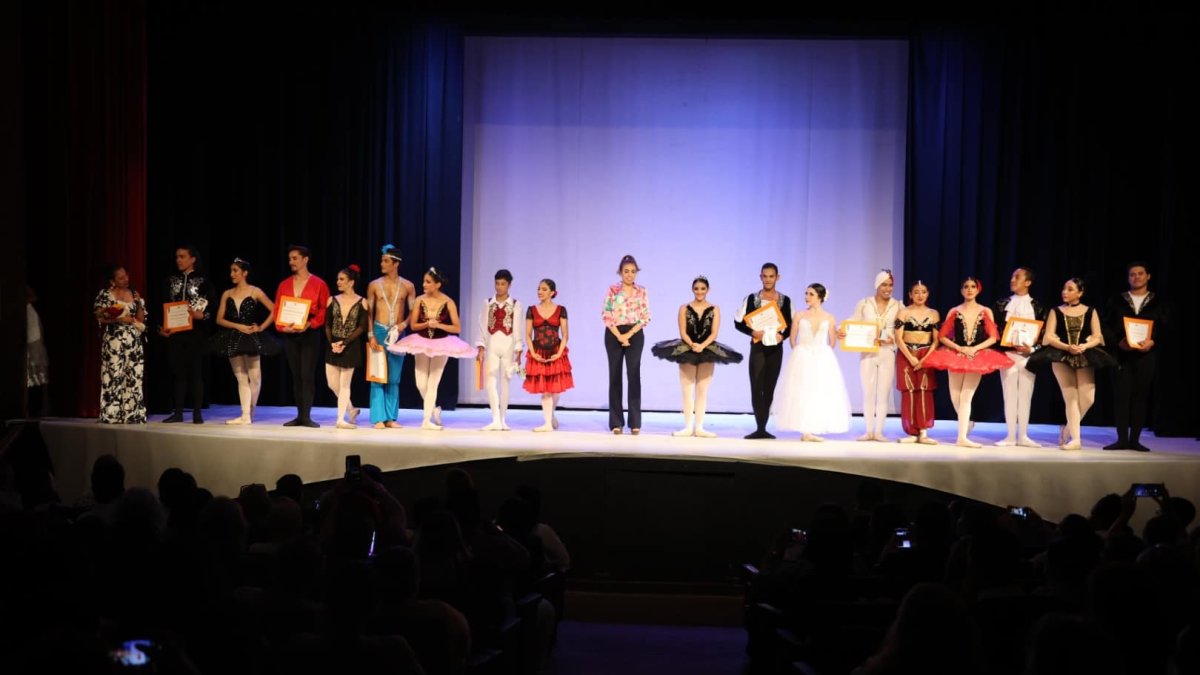 Tras cumplirse la presentación, los alumnos y las autoridades de la Casa de la Cultura, se despiden con un saludo general.