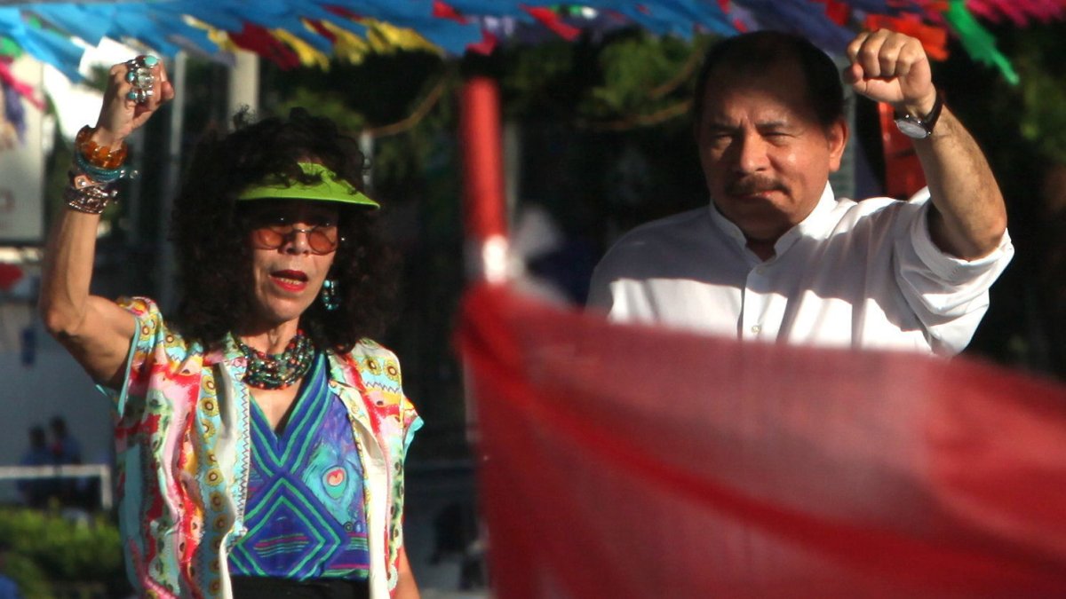 Fotografía de archivo, tomada en junio de 2014, en la que se registró al presidente de Nicaragua, Daniel Ortega (d), junto a su esposa, Rosario Murillo (i), en Managua (Nicaragua).