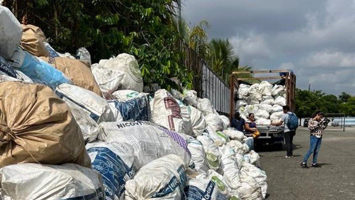 Muestra. Estos son parte de los sacos de basura que recogieron los pescadores por el mercado Caraguay.