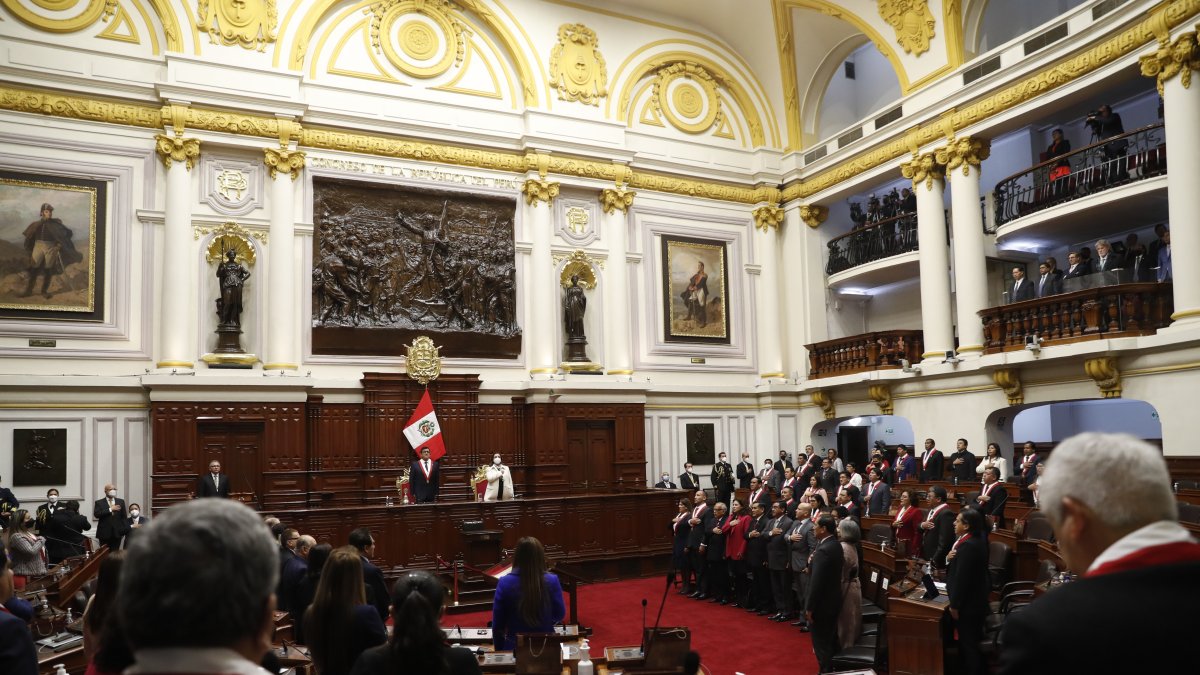 El presidente del Congreso peruano José Williams Zapata (c-i) en una fotografía de archivo