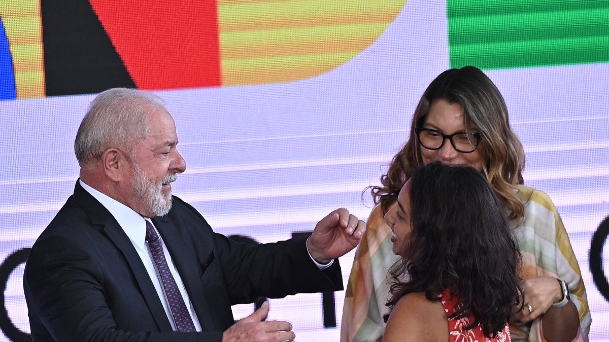 El presidente de Brasil, Luiz Inácio Lula da Silva, junto a su esposa, Janja da Silva, saluda a la ex beneficiaria de Bolsa Familia, Isamara Mendes, durante el nuevo lanzamiento de ese programa  