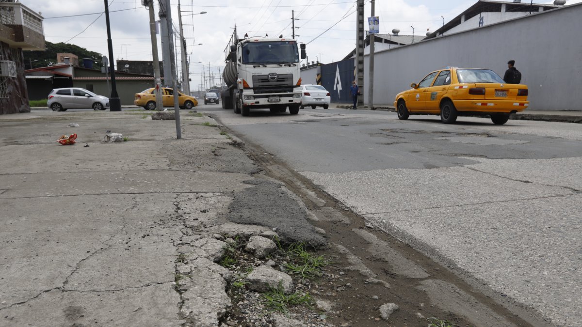 Sur. La vía principal de la Pradera es una de las más afectadas en el sur de la urbe.