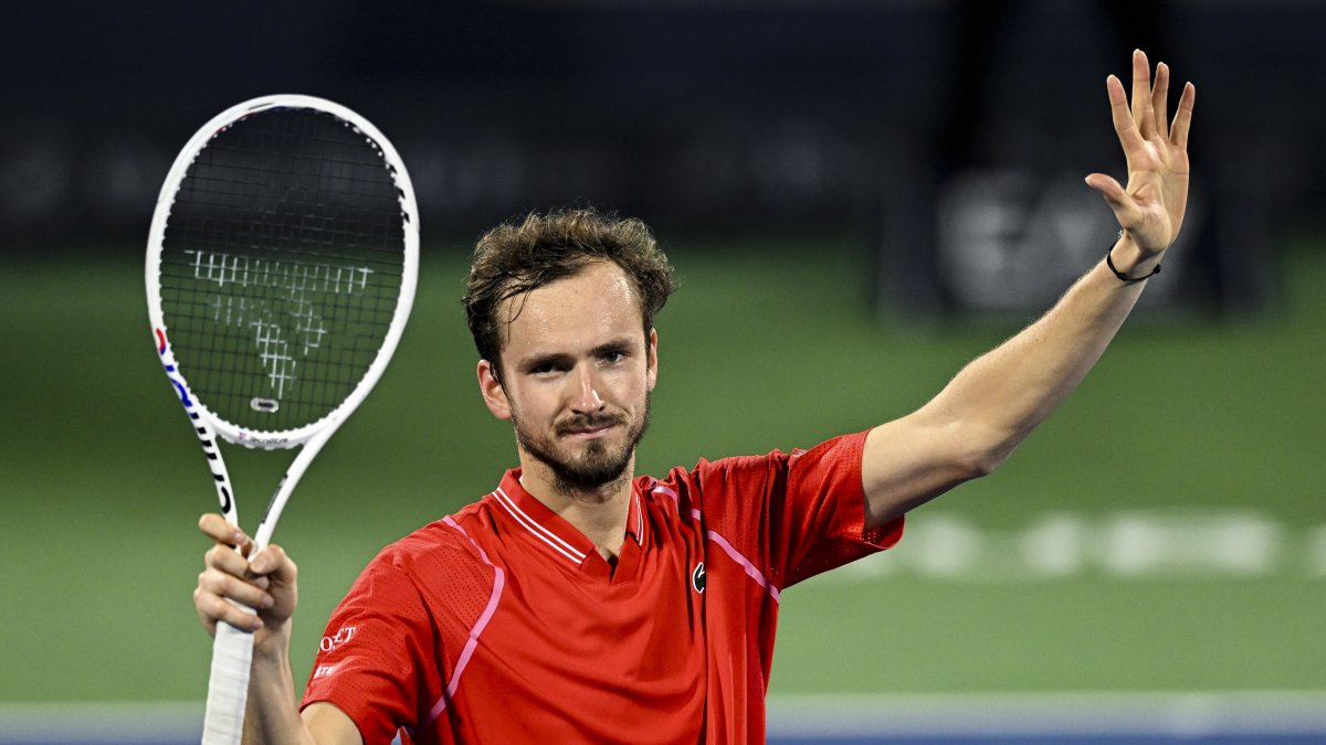 Medvedev se deshizo de Borna Coric por 6-3 y 6-2.