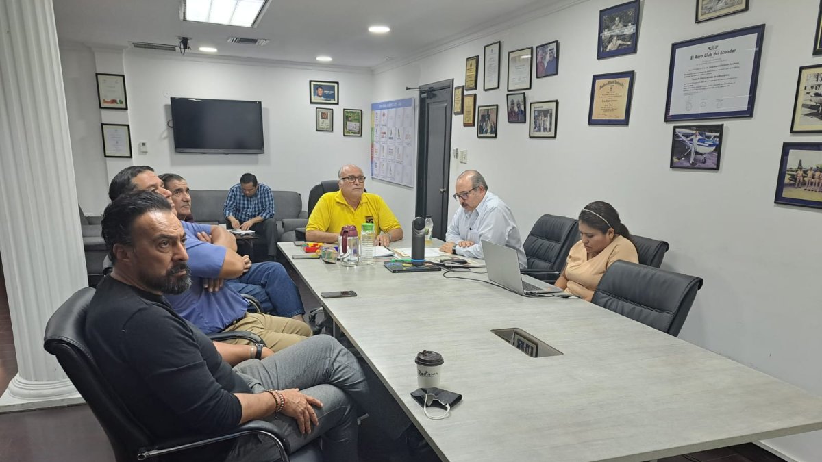 El presidente del COE, Jorge Delgado Panchana, junto a varios representantes de ecuatorianas por deporte, en la reunión de este jueves 2 de marzo.