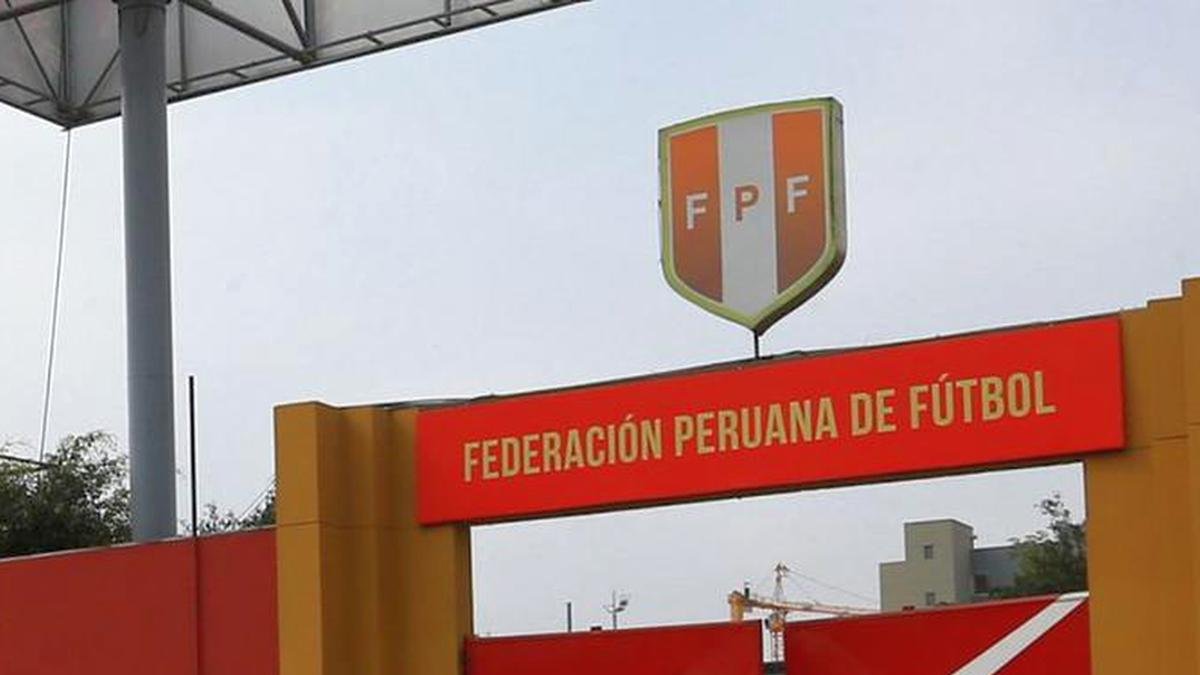 Puerta principal de la Federación Peruana de Fútbol (FPF) ubicada en San Luis, Lima.