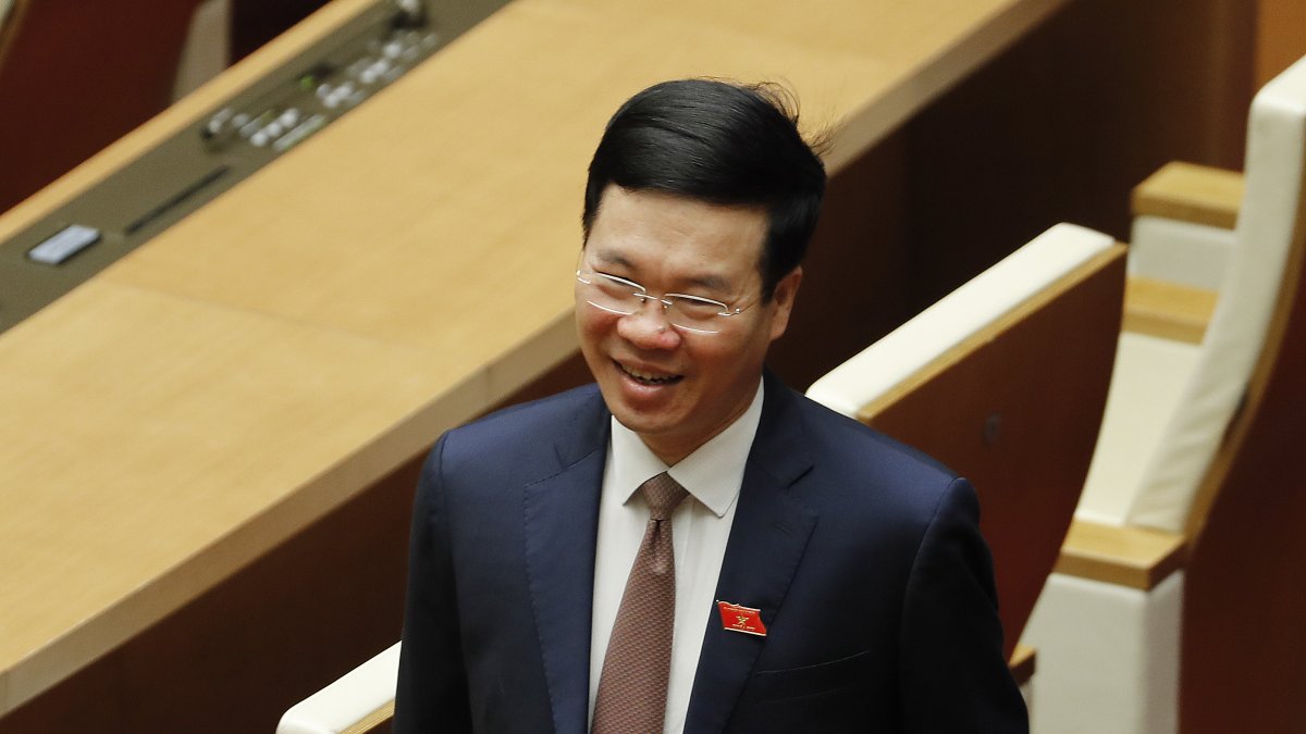 La Asamblea Nacional de Vietnam eligió este jueves2 de marzo  a Vo Van Thuong (c) como nuevo presidente del país.