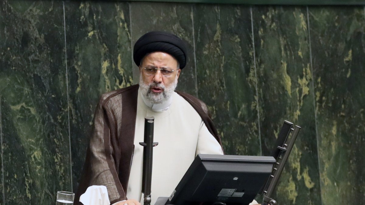 El presidente iraní Ebrahim Raisi habla durante una sesión parlamentaria en la Asamblea Consultiva Islámica.