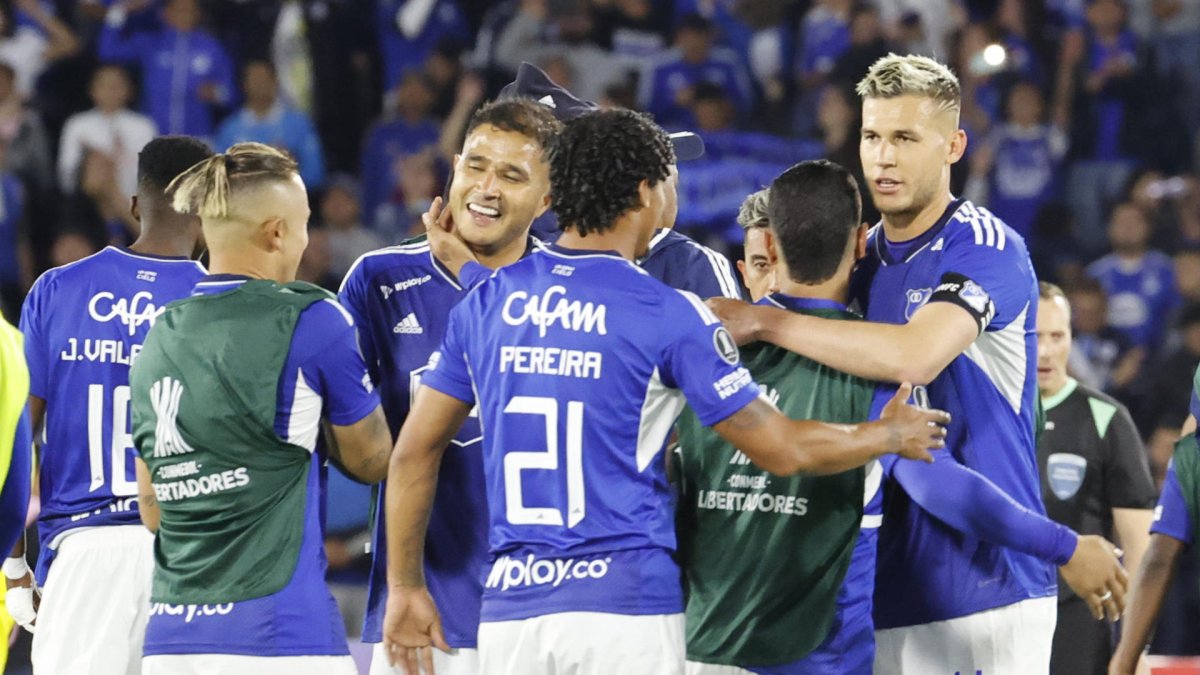 Jugadores de Millonarios celebran al final hoy, de un partido de la Copa Libertadores entre Millonarios y Universidad Católica en el estadio El Campín en Bogotá (Colombia).