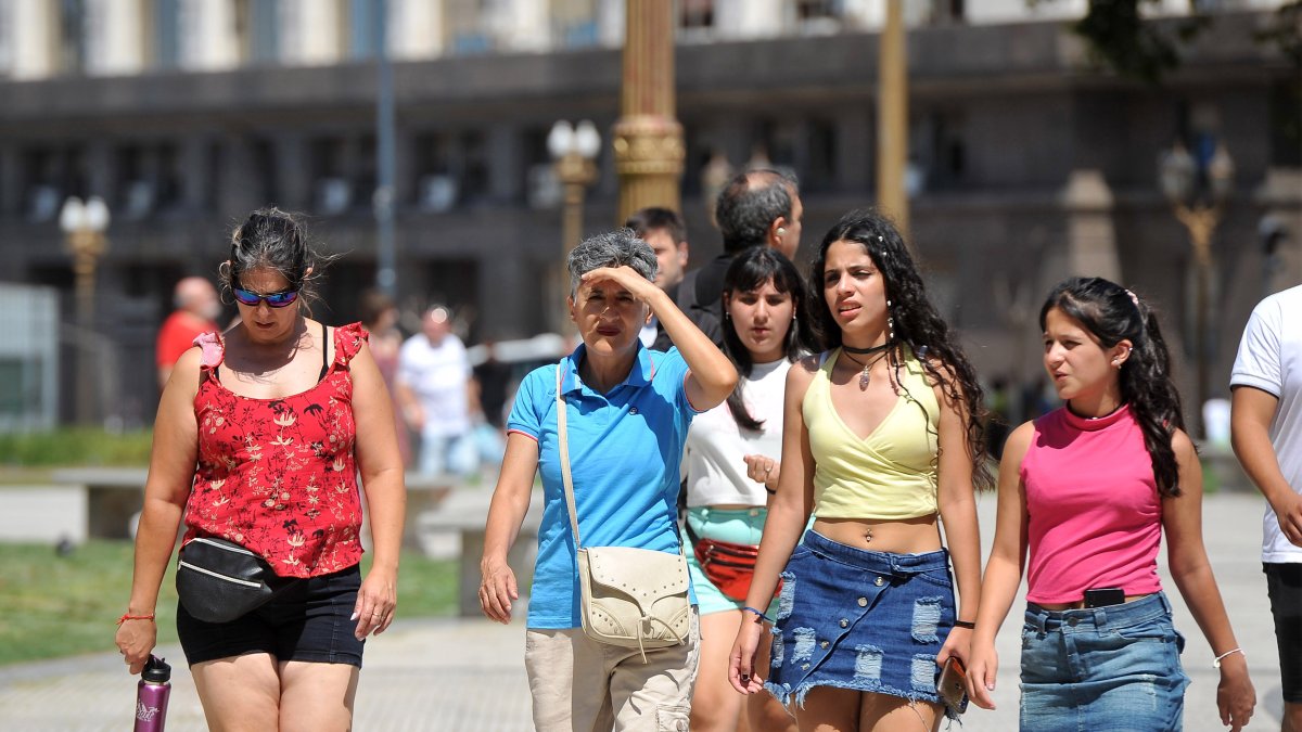 Personas caminan en la Plaza de Mayo frente a Casa de Gobierno, durante la Ola de Calor que se presenta, en Buenos Aires (Argentina), en una fotografía de archivo.
