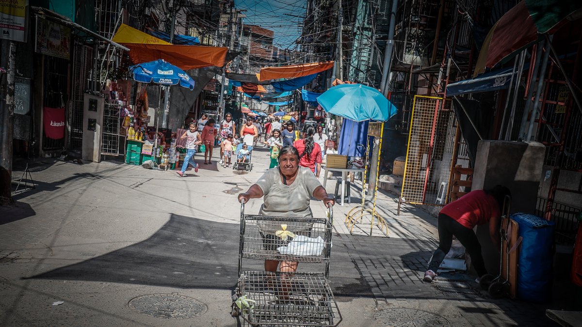 Transeúntes caminan por el barrio Múgica