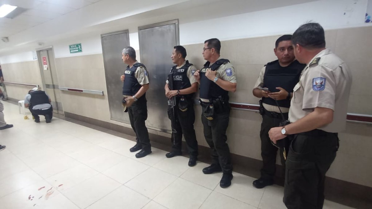 Policías en el Hospital Guayaquil.