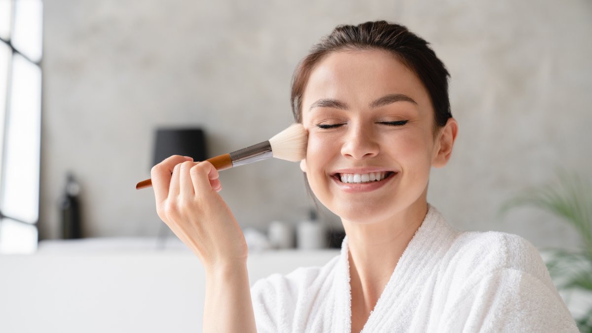 Obtén un maquillaje espectacular y duradero para esos días ajetreados o las noches de farra.