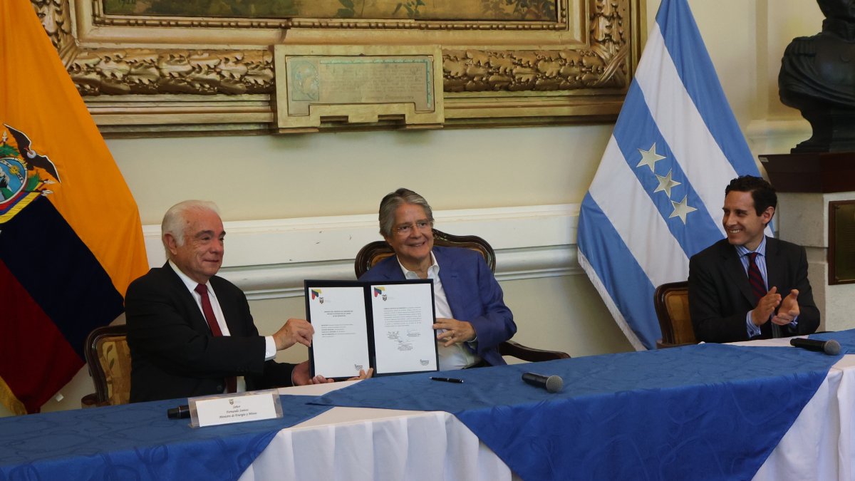 Dato. Tras la firma del contrato que dará inicio a la construcción de la central fotovoltaica El Aromo, el ministro de Energía respondió sobre la Conaie a la prensa.