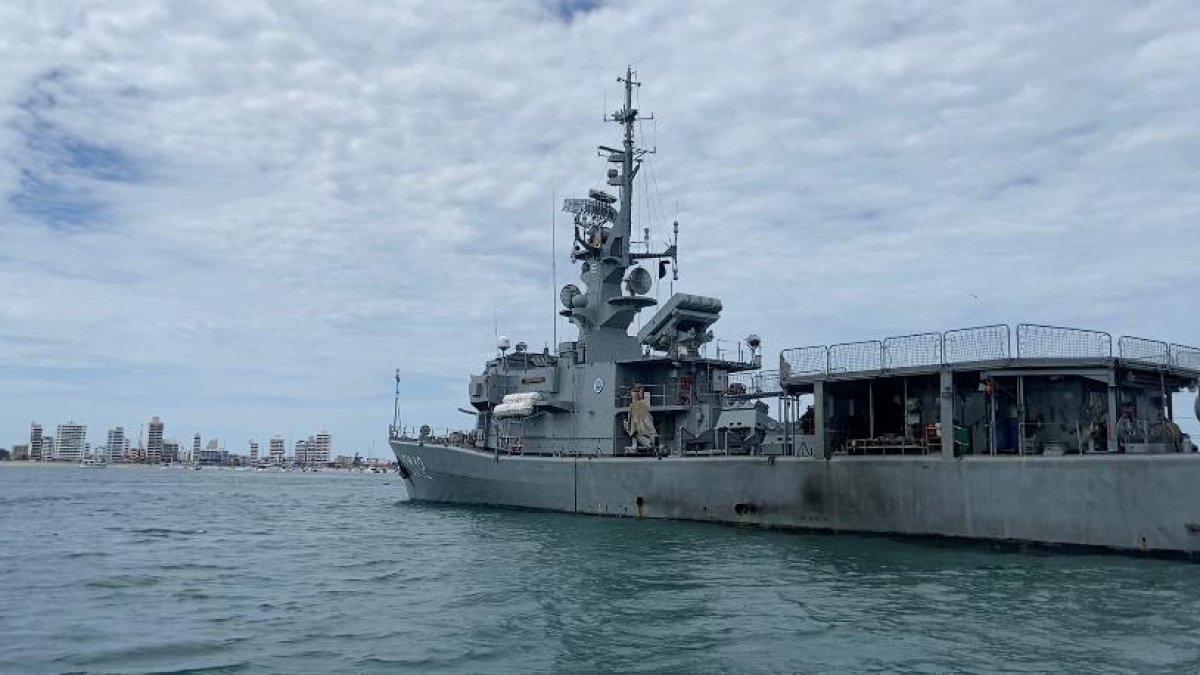 Los radares de la nave no solo rastrean barcos y aviones, sino todo lo que se mueva en esos espacios