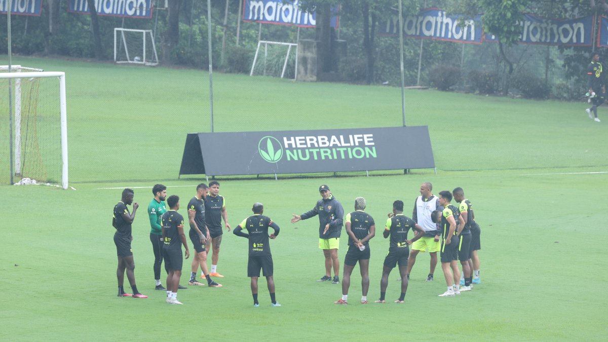 Fabián Bustos (gorra) da indicaciones a sus dirigidos en un entrenamiento de Barcelona previo al choque con Delfín.