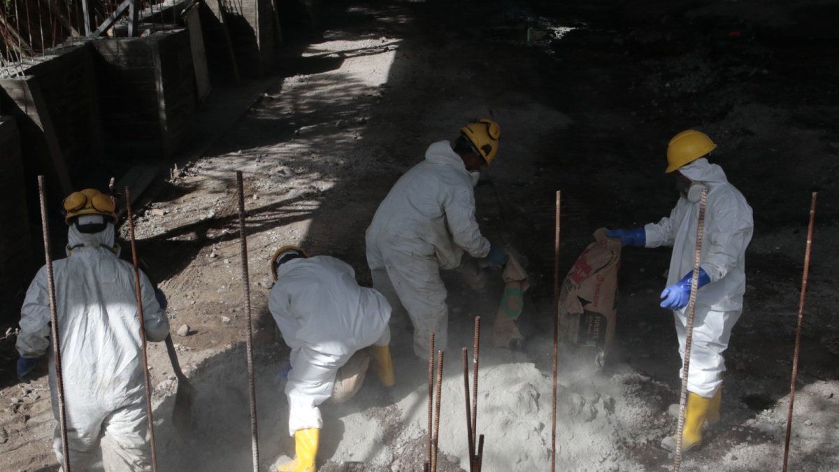 Mezcla. Todo el proceso dura cerca de una hora, desde el arribo del alcaloide hasta su disposición final.