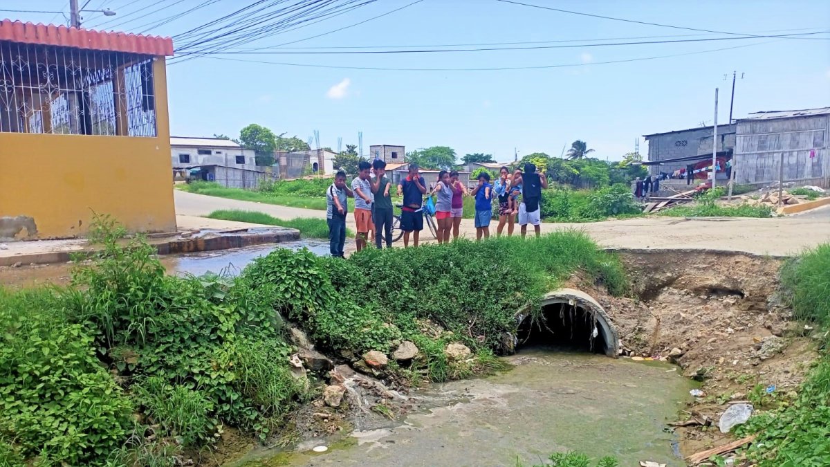 Las aguas malolientes van a parar a una especie de riachuelo que recorre otros cinco barrios.