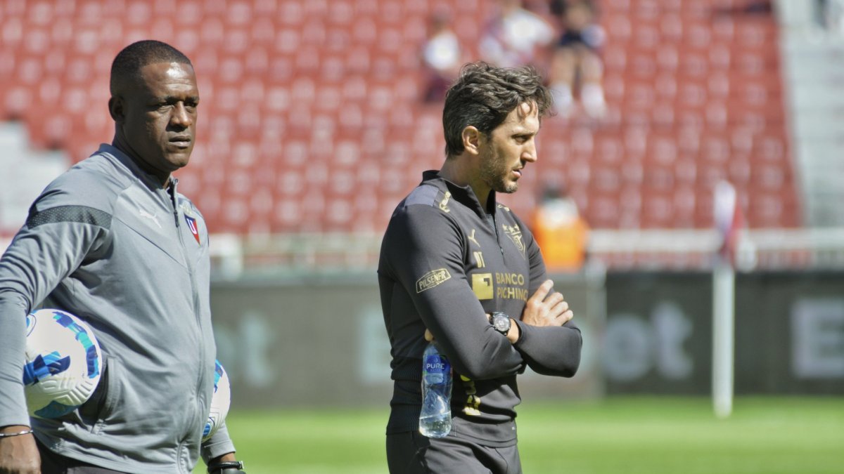 El estratega de Liga de Quito, Luis Zubeldía, no estará en el banquillo técnico ante Aucas, por suspensión.