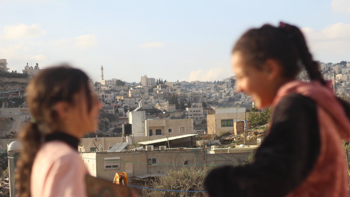 Dos niñas juegan en el barrio de Jabal Mukaber, de Jerusalén.