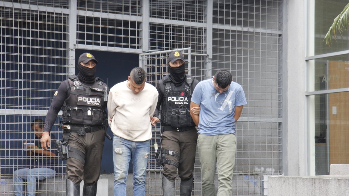 Dos individuos que cometían delitos por el viaducto de la Prosperina fueron detenidos por la policía luego de una persecución.