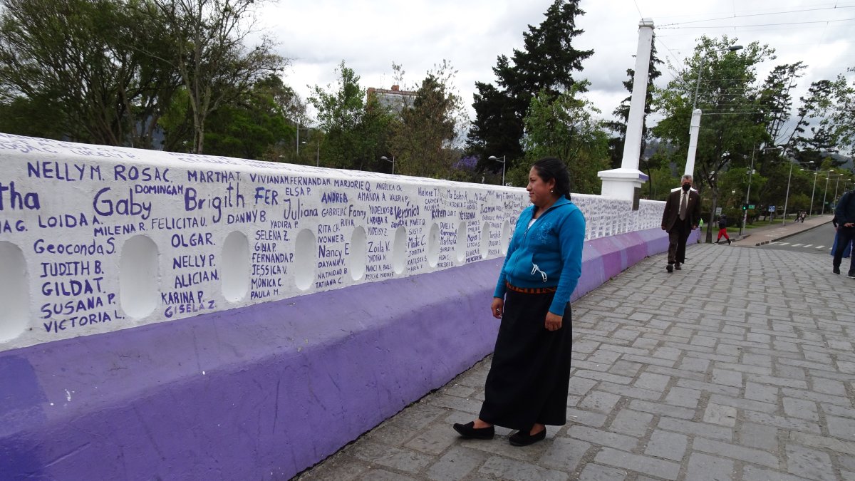 El puente donde constan los nombres de las víctimas de femicidio en Cuenca.