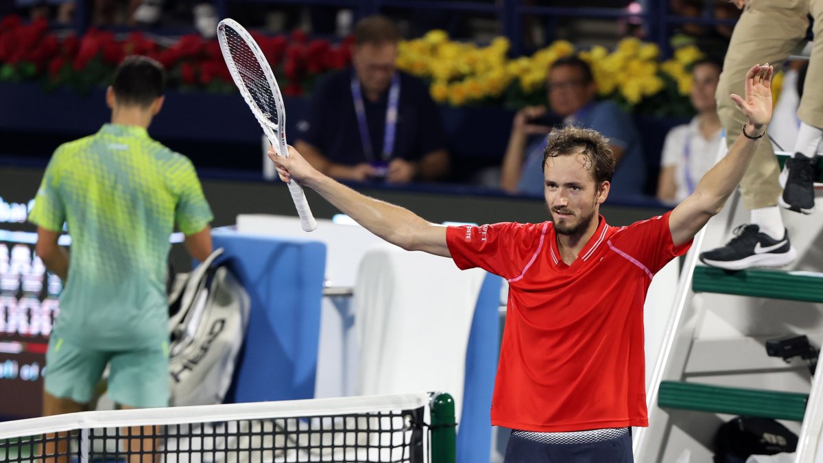 Daniil Medvedev (d) celebra con brazos en alto tras eliminar a Djokovic (atrás) por 6-4, 6-4.