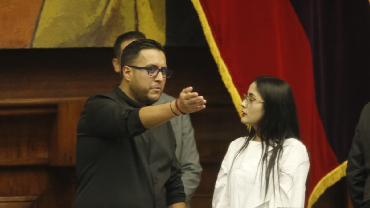El asambleísta oficialista Juan Flores dialoga con la correísta y presidenta de la comisión, Viviana Veloz.