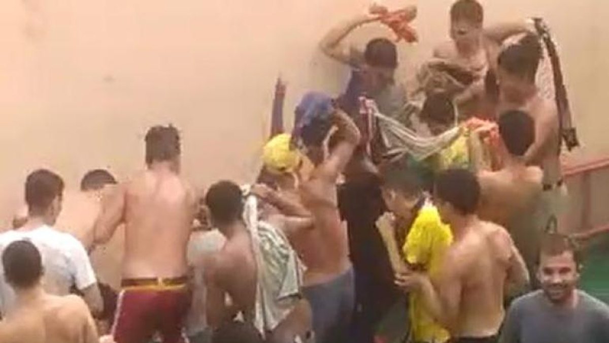 En la grabación se observa cómo los internos ‘atacan’ en grupo a uno de sus compañeros.