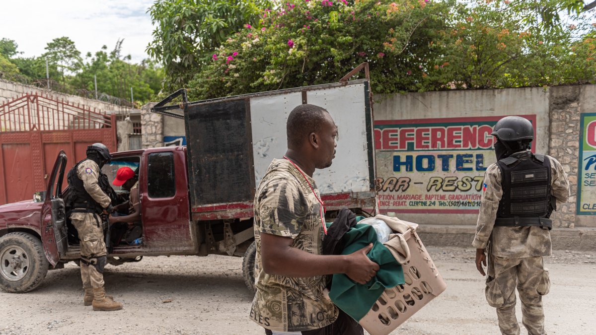 Varias personas buscan refugio tras huír de sus barrios por la violencia de las bandas de Puerto Príncipe-