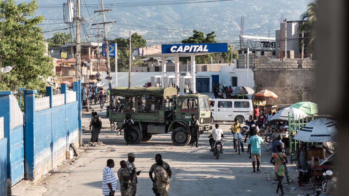 Policías vigilan una zona de Puerto Príncipe (Haití).