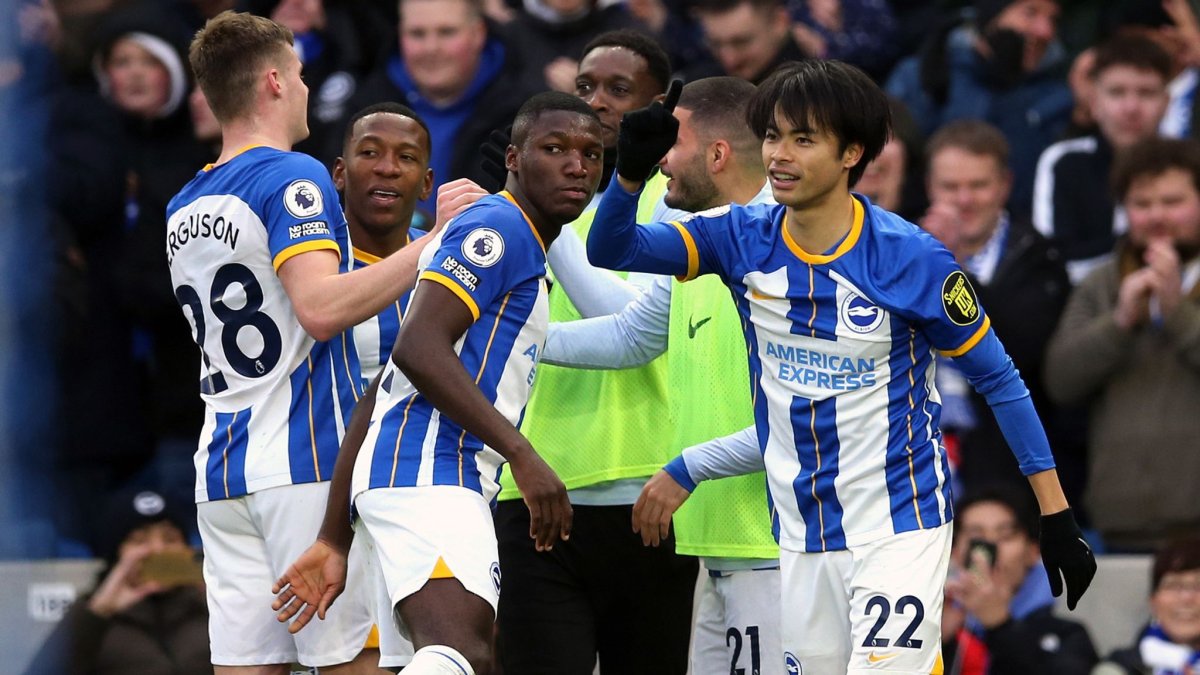 Los ecuatorianos Moisés Caicedo (c) y Pervis Estupiñán (i) fueron titulares con el Brighton.