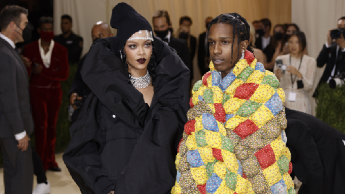 La cantante Rihanna junto a su novio.