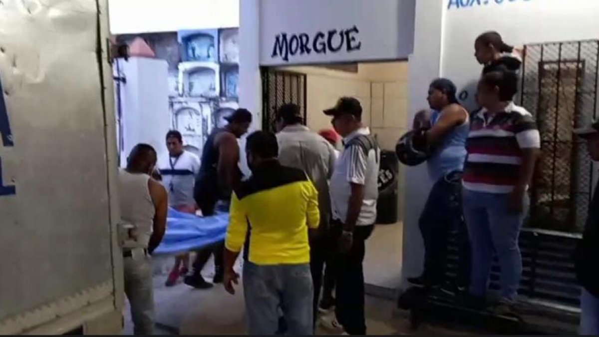 Los familiares de los fallecidos llegaron hasta la morgue de Vinces