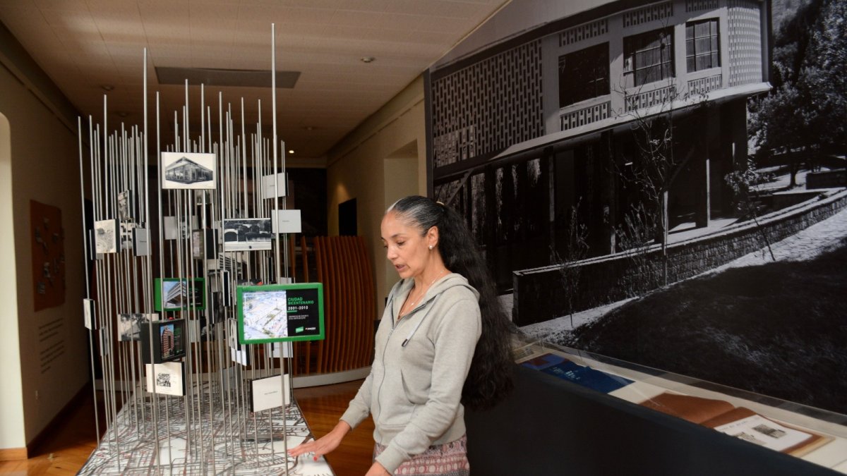 Bernarda Ycaza frente a una de las obras que reposan en el Museo Archivo de Arquitectura.