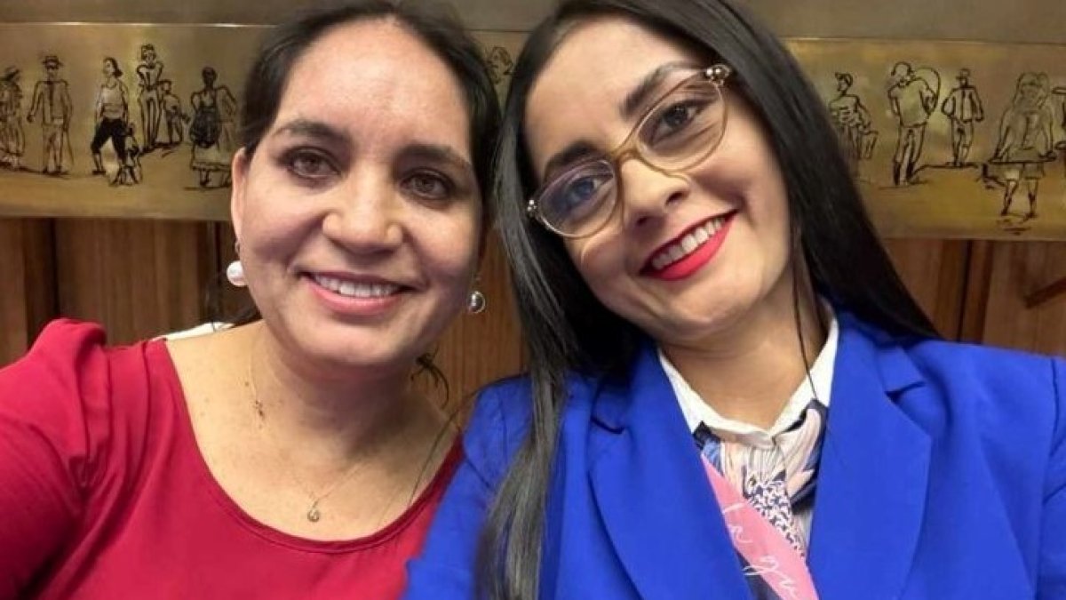 Selfi. “Un gran día”, escribió Mireya Pazmiño bajo esta foto y la puso en su estado del teléfono. Ni ella ni Viviana Veloz imaginaron jamás tanto poder.