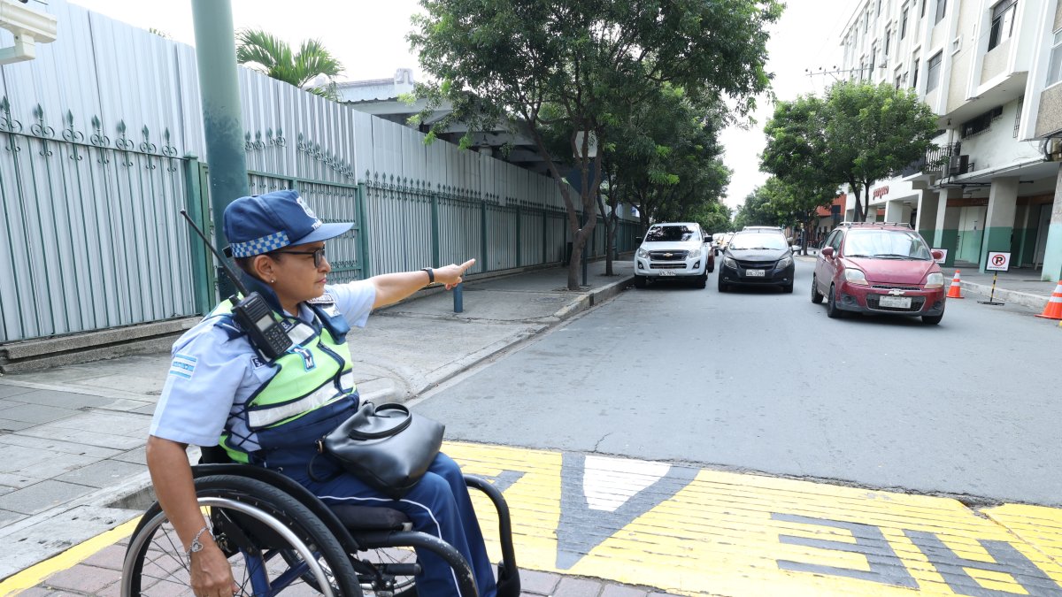Trabajo. La agente Petita Torres controla el tránsito en Padre Aguirre, entre Baquerizo Moreno y Córdova.