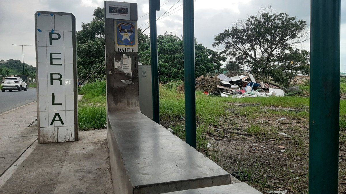 Detrás de esta parada de buses de La Joya se han acumulado varios tipos de desechos.