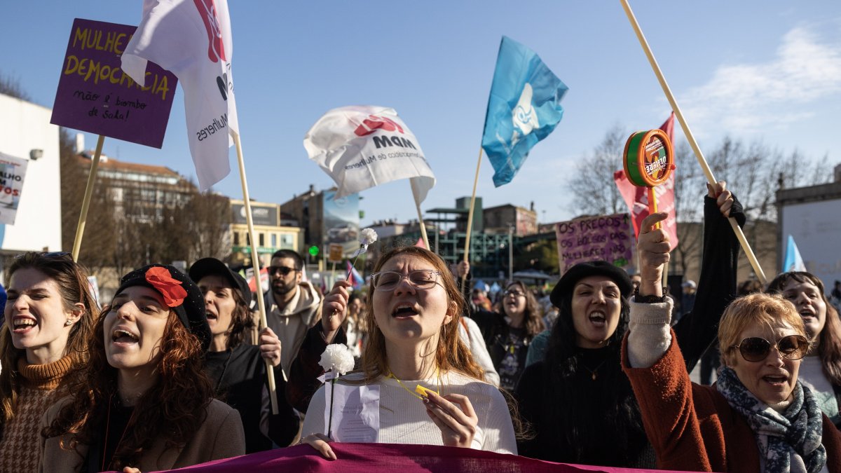 Miles de docentes salieron a protestar en Portugal