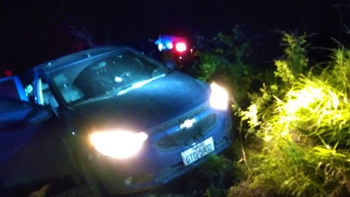 El auto quedó en medio de matorrales. El chofer cayó asesinado en plena vía y las tres mujeres junto al carro