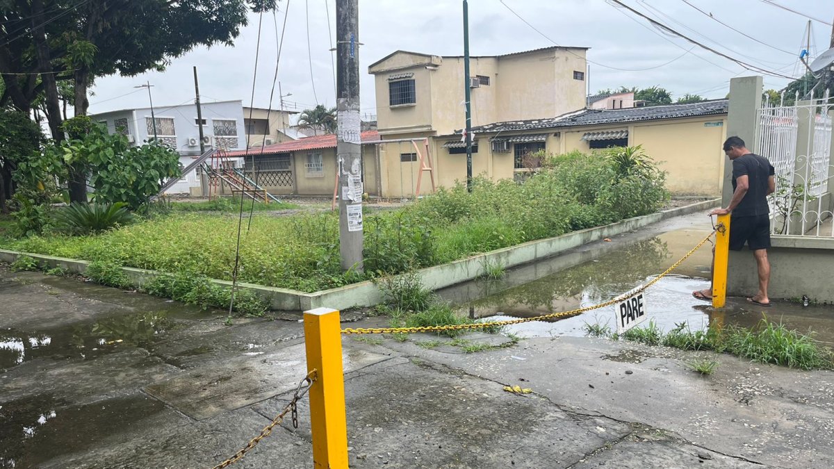 Espacio. Esta cadena mide al menos cuatro metros de largo.