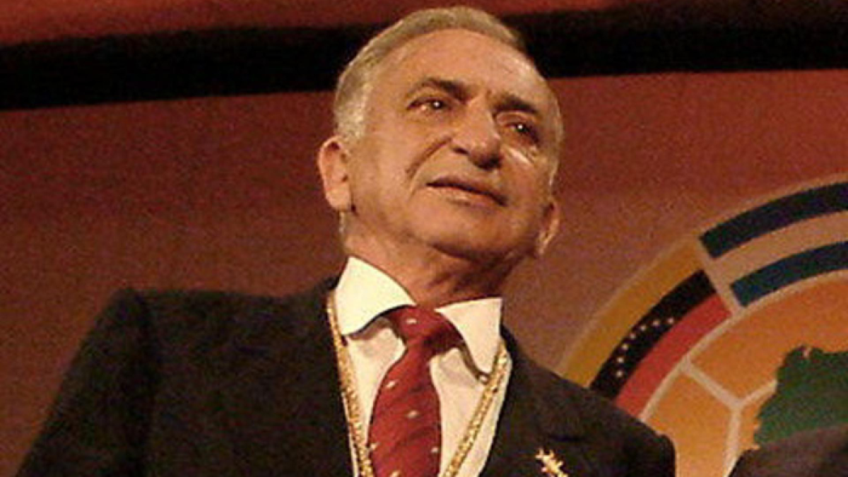 Fotografía de archivo, tomada en febrero de 2004, en la que se registró al exárbitro brasileño de fútbol Romualdo Arppi Filho, durante una condecoración otorgada por la Conmebol.