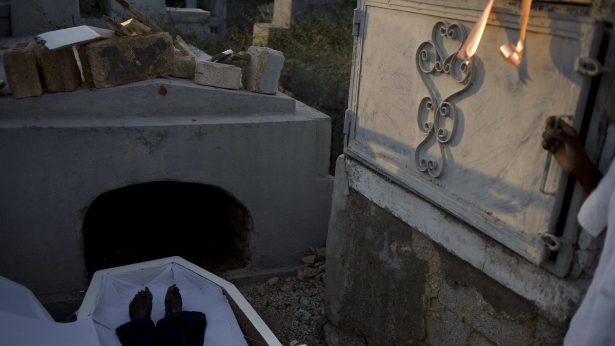 Fotografía de archivo en la que se registró el detalle de un ataúd, en un cementerio de Puerto Príncipe (Haití).