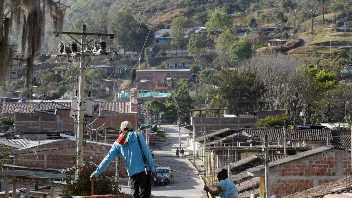 Un miembro de la guardia indígena observa las calles de Toribio, Cauca (Colombia).
