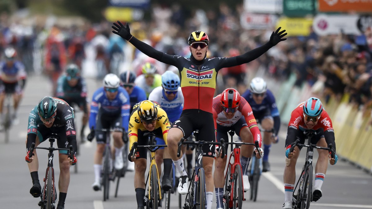 Tim Merlier tras llegar primero en el tramo de 169,4 km con salida y meta en La Verrière