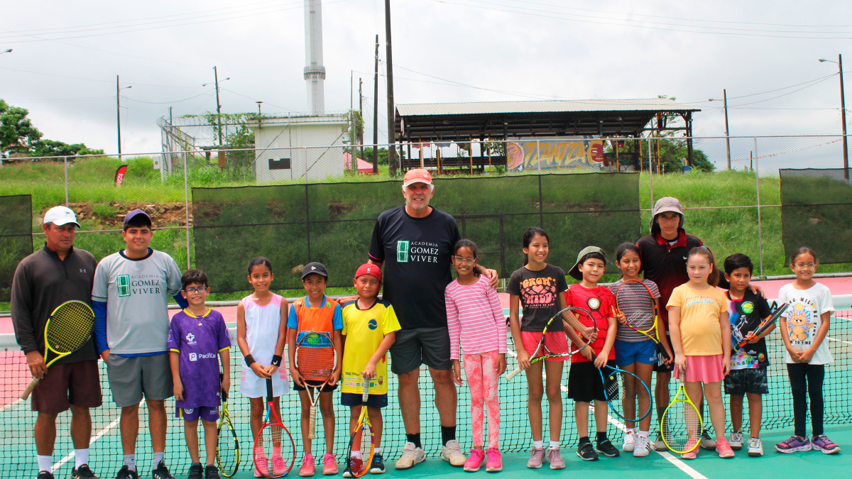 Andrés Gómez con niños de entre 5 y 9 años en la academia.