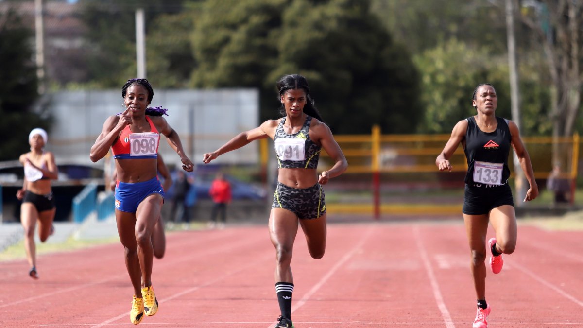 Anahí en la prueba de los 400 m donde hubo rivales de Cuba y Colombia.
